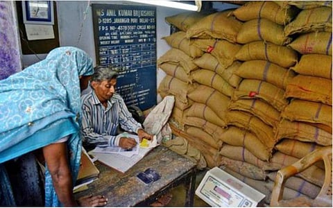சென்னையில் மாலை 7 மணி வரையும் மற்ற பகுதிகளில் 6 மணி வரையும் ரேஷன் கடைகள் செயல்படும்: தமிழக அரசு