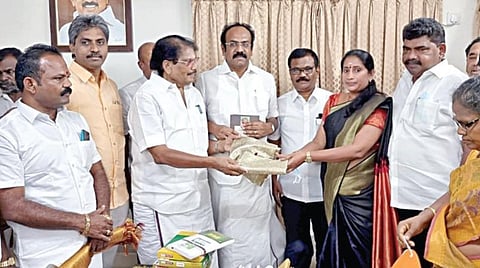 சிவகாசியில் அமைச்சர்கள் சாத்தூர் ராமச்சந்திரன், தங்கம்தென்னரசு முன்னிலையில் திமுகவில் இணைந்த அதிமுக கவுன்சிலர்கள் மற்றும் அதிமுகவினர்.