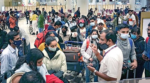 ருமேனியாவின் புகாரெஸ்ட் நகரிலிருந்து நேற்று மும்பை வந்தடைந்த விமானத்தில் வந்திறங்கிய இந்தியர்கள்.படம்: பிடிஐ