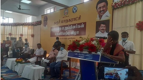 கரூர் மாநகராட்சி அலுவலகத்தில் நடந்த மாமன்ற உறுப்பினர்கள் பதவியேற்பு விழாவில், 22வது வார்டில் போட்டியின்றி தேர்வு செய்யப்பட்ட திமுக பெண் வார்டு உறுப்பினர் பிரேமா பதவியேற்பின் போது, உணர்ச்சிவயப்பட்ட நிலையில் கண்களில் நீர் வடிய, குரல் கமற, விசும்பலுடன் பதவியேற்கிறார்.