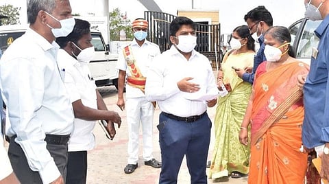 புதுக்கோட்டை அரசு மருத்துவக் கல்லூரி வளாகத்தில் முத்துலட்சுமி ரெட்டிக்கு சிலை அமைப்பதற்கான இடத்தை ஆய்வு செய்த அரசின் துணைச் செயலாளர் வீ.ப.ஜெயசீலன்.