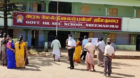 நீலகிரி அருகே திடீரென ஏற்பட்ட நிலஅதிர்வு; அரசுப் பள்ளி கட்டிடத்தில் விரிசல் ஏற்பட்டதால் மாணவர்கள் வெளியேற்றம்