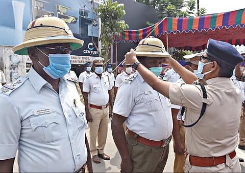 கோடை வெயிலை சமாளிக்க போக்குவரத்துப் பிரிவு போலீஸாருக்கு சேலம் மாநகர காவல்துறை ஆணையர் நஜ்முல் ஹோடா தெர்மாகோல் தொப்பிகளை வழங்கினார். 		           படம்: எஸ்.குரு பிரசாத்