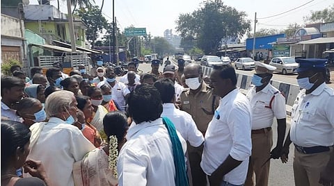 புலியூரில் மேயர் தேர்வுக்கு எதிர்ப்பு தெரிவித்து இ.கம்யூனிஸ்ட் கட்சியினர் சாலை மறியலில் ஈடுபட்டனர்.