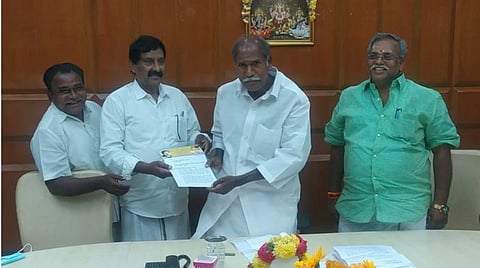 புதுச்சேரி கிழக்கு மாநில அதிமுக செயலாளர் அன்பழகன், முதல்வர் ரங்கசாமியிடம் இன்று (மார்ச். 4) கடிதம் ஒன்றை அளித்தார்.