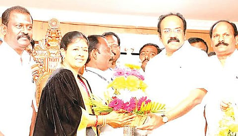 சிவகாசி மாநகராட்சியின் முதல் மேயராக பொறுப்பேற்ற சங்கீதாவுக்கு பூங்கொத்து கொடுத்து வாழ்த்து தெரிவித்த அமைச்சர் தங்கம் தென்னரசு. (வலது) துணை மேயராகப் பொறுப்பேற்ற விக்னேஷ்பிரியாவுக்கு வாழ்த்துத் தெரிவித்த மாநகராட்சி ஆணையர் கிருஷ்ணமூர்த்தி.