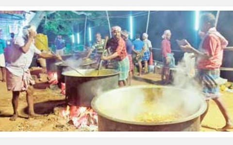 வடக்கம்பட்டி முனியாண்டி சுவாமி கோயிலில் ஹோட்டல் உரிமையாளர்களின் பிரியாணி திருவிழா: 10 ஆயிரம் பேருக்கு பிரசாதமாக விநியோகம்