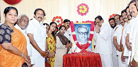 காங்கிரஸ் மூத்த தலைவர் ஈவிகேஎஸ்.சம்பத் பிறந்த நாளையொட்டி சென்னை சத்தியமூர்த்தி பவனில் அவரது படத்துக்கு மலர்கள் தூவி மரியாதை செலுத்திய தமிழ்நாடு காங்கிரஸ் முன்னாள் தலைவர் ஈவிகேஎஸ். இளங்கோவன் மற்றும் கட்சி நிர்வாகிகள். படம் க.ஸ்ரீபரத்