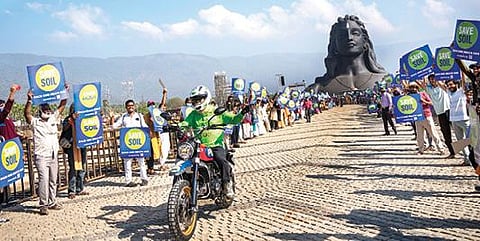 மண்வளத்தை காக்க வலியுறுத்தி லண்டனில் இருந்து 30,000 கி.மீ. தூரம் இருசக்கர வாகனப் பயணம் மேற்கொள்ள உள்ள சத்குருவை, கோவை ஈஷா வளாகத்தில் ஆதியோகி  சிலை  முன்பு  வழியனுப்பிய தன்னார்வலர்கள்.