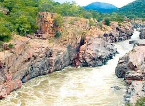 மேகேதாட்டுவில் காவிரியின் குறுக்கே அணை கட்டும் கர்நாடக மாநில அரசின் முயற்சியை தடுக்க நடவடிக்கை: தமிழக நீர்வளத் துறை அமைச்சர் துரைமுருகன் திட்டவட்டம்