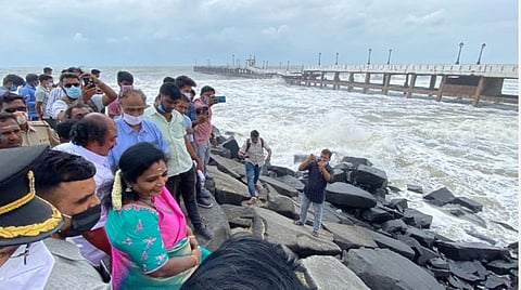 புதுச்சேரிக்கு வெள்ள நிவாரணம் ரூ.17 கோடிதானா?: முழு விளக்கத்தை தவிர்த்து புறப்பட்ட ஆளுநர் தமிழிசை