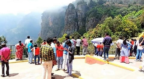 கொடைக்கானலில் உள்ள சுற்றுலாத்தலமான தூண்பாறையை கண்டு ரசிக்கும் சுற்றுலாப் பயணிகள். 