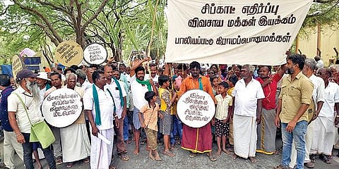திருவண்ணாமலை கிரிவல பாதையில் சிப்காட் அமைக்க எதிர்ப்பு தெரிவித்து பாலியப்பட்டு பொதுமக்கள் நேற்று போராட்டத்தில் ஈடுபட்டனர்.