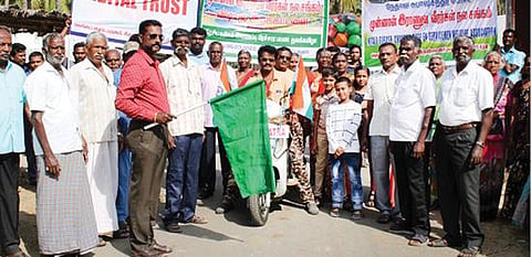 நதிகளை இணைக்க வலியுறுத்தி, பர்கூர் அடுத்த வெங்கடசமுத்திரம் கிராமத்தில் இருந்து டெல்லிக்கு இருசக்கர வாகனப் பயணம் தொடங்கிய முன்னாள் ராணுவ வீரர்கள் மற்றும் விடியல் அறக்கட்டளை நிர்வாகிகள்.
