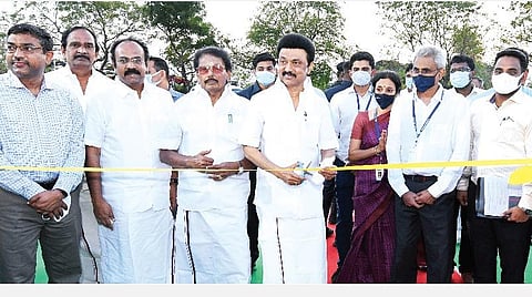 விருதுநகர் மாவட்டம் பந்தல்குடியில் செயல்படாத சுரங்கப் பகுதிகளை சீரமைத்து 72 ஏக்கரில் ரூ.5.20 கோடியில் ராம்கோ சிமெண்ட்ஸ் நிறுவனத்தால் அமைக் கப்பட்டுள்ள சுற்றுச்சூழல் சீரமைப்பு பூங்காவை முதல்வர் மு.க.ஸ்டாலின் நேற்று திறந்து வைத்தார். அமைச்சர்கள் கே.கே.எஸ்.எஸ்.ஆர். ராமச்சந்திரன், தங்கம் தென்னரசு, தொழில்துறை கூடுதல் தலைமைச் செயலாளர் ச.கிருஷ்ணன், ஆட்சியர் ஜெ.மேகநாத ரெட்டி, ராம்கோ குழுமத் தலைவர் பி.ஆர்.வெங்கட்ராம ராஜா, பி.வி. நிர்மலா வெங்கட்ராமராஜா, பி.வி. அபினவ் ராமசுப்பிரமணியராஜா, தலைமை செயல் அலுவலர் ஏ.வி.தர்மகிருஷ்ணன்ஆகியோர் உடனிருந்தனர்.