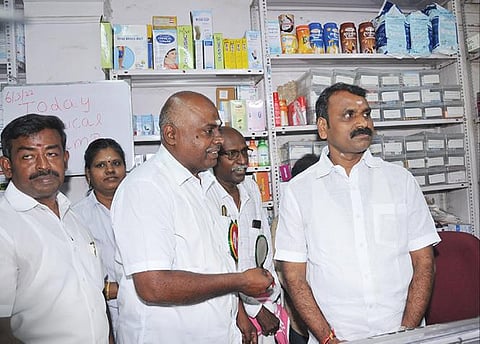 மக்கள் மருந்தகம் சார்பில் சென்னை சவுகார்பேட்டையில் நேற்று நடைபெற்ற சிறப்பு மருத்துவ முகாமைப் பார்வையிட்டார் மத்திய இணையமைச்சர் எல்.முருகன்.படம் க. பரத்