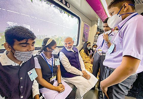 மகாராஷ்டிர மாநிலம் புணேவில் மெட்ரோ ரயில் சேவையை பிரதமர் மோடி நேற்று தொடங்கி வைத்தார். பின்னர் டிக்கெட் எடுத்து மெட்ரோ ரயிலில் பயணம் செய்தார். அப்போது மாற்றுத் திறனாளி மாணவர்களுடன் பிரதமர் கலந்துரையாடினார். படம்: பிடிஐ
