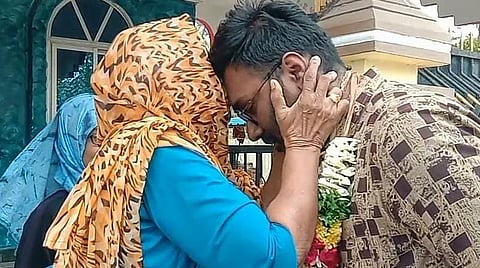 முகம்மது ஆதீம்மை வரவேற்று முத்தமிட்ட அவரது பாட்டி.