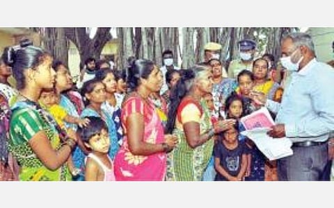 ராணிப்பேட்டையில் நடந்த மக்கள் குறைதீர்வு கூட்டத்தில் வீடு கட்டி கொடுக்க கோரி ஆட்சியர் பாஸ்கர பாண்டியனிடம் முறையிட்ட நரிக்குறவர்கள்.