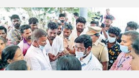 திருப்பத்தூர் மாவட்ட ஆட்சியர் அலுவலகத்தை நேற்று முற்றுகையிட்டு போராட்டத்தில் ஈடுபட்ட பொதுமக்கள்.