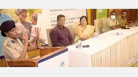 வேலூர் சரக காவல்துறை மற்றும் இன்டர்நேஷனல் ஜஸ்டிஸ் மிஷன் இணைந்து நடத்திய மனித கடத்தல் தடுப்பதை குறித்து காவலர்களுக்கான கருத்தரங்கில் பேசும் டிஐஜி ஆனி விஜயா. அருகில், மாவட்ட காவல் கண்காணிப்பாளர்  ராஜேஷ் கண்ணன் உள்ளிட்டோர்.படம்: வி.எம்.மணிநாதன்.