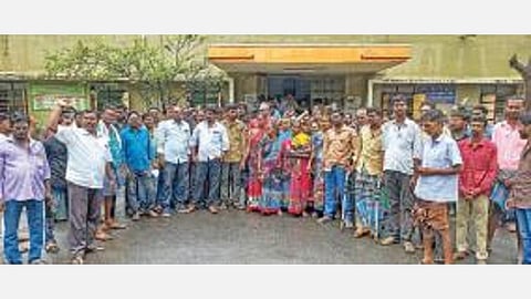நெய்வேலி என்எல்சி நில எடுப்பு அலுவலகத்தை பொதுமக்கள் முற்றுகையிட்டு ஆர்ப்பாட்டத்தில் ஈடுபட்டனர்.