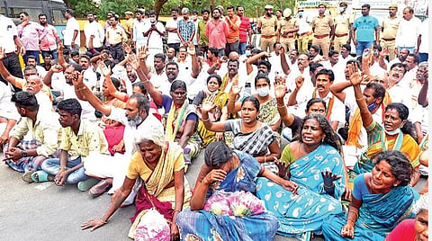 மாணவியின் உடலை கோரிப்பாளையம் வழியே கொண்டு செல்ல அனுமதி வழங்காததைக் கண்டித்து பனகல் சாலையில் மறியல் செய்த உறவினர்கள், பாஜகவினர். படம்: எஸ்.கிருஷ்ணமூர்த்தி
