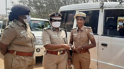விழாவில் பெண் காவலருக்கு ஓட்டுநர் உரிமம் வழங்கப்பட்டது தொடர்ந்து சாவி வழங்குகிறார் தஞ்சாவூர் சரக காவல் துணை தலைவர் ஏ. கயல்விழி.
