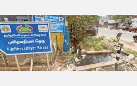 பாளையங்கோட்டையில் எல்ஐசி அலுவலகம்  அருகே கழிவு நீர் தேங்கிக்கிடக்கிறது. திருநெல்வேலியில் சாக்கடை பிரச்சினைக்கு எப்போது  தீர்வு கிடைக்கும்? என்பது விடை தெரியாத கேள்வியாக உள்ளது. படம்: மு.லெட்சுமி அருண்
