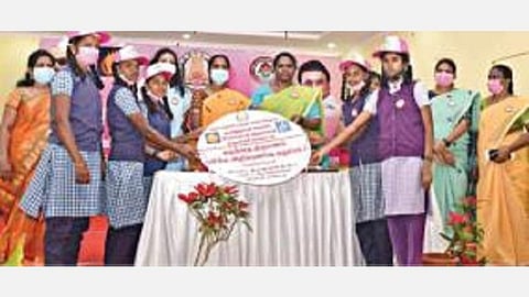 தருமபுரி அரசு கலைக் கல்லூரியில் நடந்த மகளிர் தின விழாவில், குழந்தைத் திருமண தடுப்பு விழிப்புணர்வு குறும்படத்தை மாவட்ட ஆட்சியர் திவ்யதர்சினி வெளியிட்டார்.