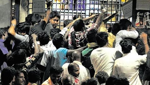 டாஸ்மாக் மதுபான விலை உயர்வால் புதுச்சேரி எல்லையோர கடைகளில் கூட்டம் அதிகரிக்கும்