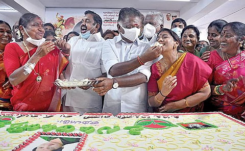 உலக மகளிர் தினத்தை முன்னிட்டு, சென்னை ராயப்பேட்டையில் உள்ள அதிமுக தலைமை அலுவலகத்தில் நேற்று நடந்த நிகழ்ச்சியில் ஒருங்கிணைப்பாளர் ஓ.பன்னீர்செல்வம், இணை ஒருங்கிணைப்பாளர் பழனிசாமி ஆகியோர் கேக் வெட்டி, பா.வளர்மதி, கோகுல இந்திரா உள்ளிட்ட மகளிர் அணியினருக்கு வழங்கினர்.படம்: ம.பிரபு