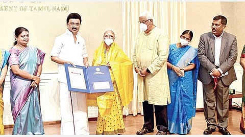 பெண்கள் மற்றும் குழந்தைகளுக்கு ஆற்றிய சேவையை பாராட்டி, 2022-ம் ஆண்டுக்கான அவ்வையார் விருதை கிரிஜா குமார்பாபுவுக்கு முதல்வர் மு.க.ஸ்டாலின், சென்னை தலைமைச் செயலகத்தில் நேற்று வழங்கினார்.  அமைச்சர் கீதாஜீவன்,  சமூக நலத்துறை செயலர் ஷம்பு கல்லோலிகர், சமூகநலத் துறை இயக்குநர் டி.ரத்னா, ஒருங்கிணைந்த குழந்தைகள் வளர்ச்சித் திட்ட இயக்குநர் வே.அமுதவல்லி, சமூக பாதுகாப்பு இயக்குநர் எஸ்.வளர்மதி  உள்ளிட்டோர் உடன் உள்ளனர்.