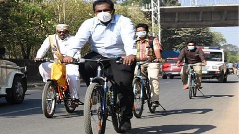 அலுவலகத்திற்கு சைக்கிளில் பயணித்த மதுரை ஆட்சியர் அனீஷ் சேகர் | படம்: எஸ்.கிருஷ்ணமூர்த்தி.