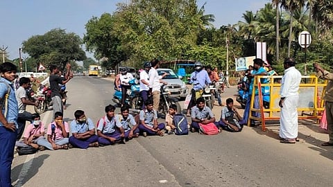 அரியலூர் - கைகாட்டி விலக்கில் பேருந்துகள் நின்று செல்லக் கோரி பள்ளி மாணவர்கள் சாலை மறியல்
