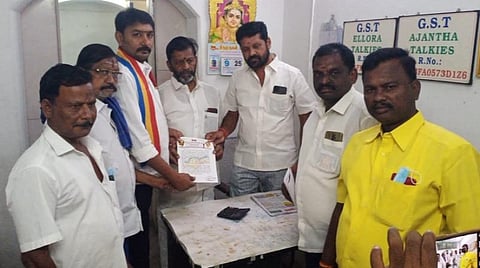 நடிகர் சூர்யா படத்தை வெளியிடக்கூடாது என கரூர் அஜந்தா திரையரங்க மேலாளரிடம் பாமகவினர் கடிதம் அளித்தனர்.