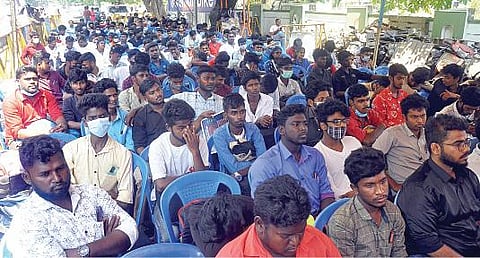 நீட் விலக்கு மசோதாவை குடியரசுத் தலைவருக்கு ஆளுநர் அனுப்ப வலியுறுத்தி இந்திய மாணவர் சங்கம் சார்பில் சென்னை எழும்பூர், ராஜரத்தினம் மைதானம் அருகே 2 நாட்கள் தொடர் உண்ணாவிரதப் போராட்டம் நேற்று தொடங்கியது. படம்: ம.பிரபு