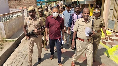 ஜோலார்பேட்டையில் உள்ள வீட்டில் இருந்து பலத்த போலீஸ் பாதுகாப்புடன் சென்னை புழல் சிறைக்கு அழைத்துச்செல்லப்பட்ட பேரறிவாளன்