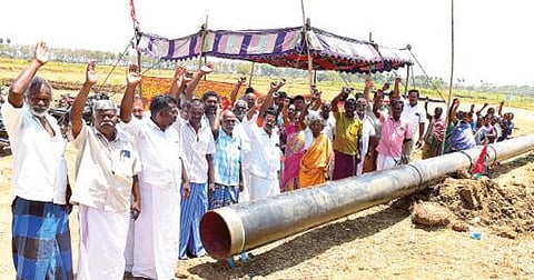 மதுரை அருகே மாயாண்டிபட்டியில் போராட்டம் நடத்திய விவசாயிகள். படம்: எஸ்.கிருஷ்ணமூர்த்தி