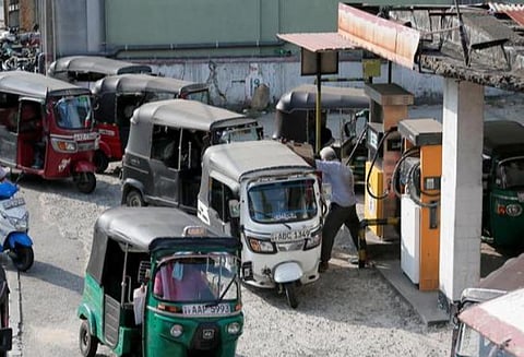 இலங்கையில் உச்சம் தொட்டது பெட்ரோல்- டீசல் விலை: ஒரே நாளில் ரூ.50; ரூ.75 உயர்வு