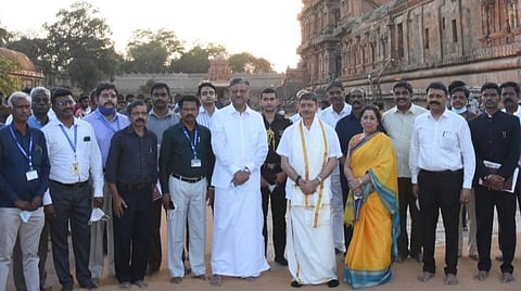 தமிழக பாரம்பரிய உடை அணிந்து தஞ்சைப் பெரிய கோயிலில் ஆளுநர் ஆர்.என்.ரவி சுவாமி தரிசனம்
