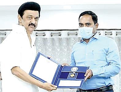 சென்னை தலைமை செயலகத்தில் சிவகங்கை ஆட்சியர் பி.மதுசூதன்ரெட்டிக்கு 2021-ம் ஆண்டில் மாற்றுத்திறனாளிகளுக்காக சிறப்பாக செயல்பட்டதற்கான விருதை வழங்கிய முதல்வர் மு.க.ஸ்டாலின்.