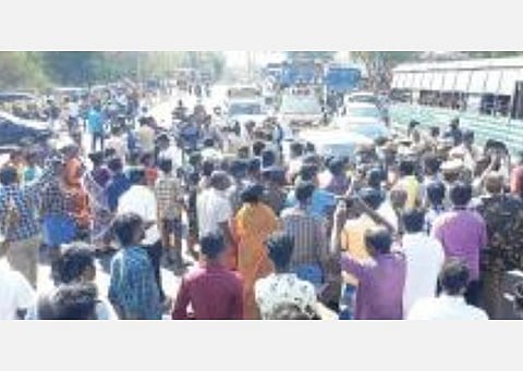 தேனி அரசு மருத்துவமனை முன் சாலை மறியலில் ஈடுபட்ட  உயிரிழந்த பெண்ணின் உறவினர்கள்.