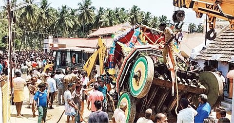 கோட்டூர் மாகாளியம்மன் கோயில் தேரோட்டத்தில் எதிர்பாராதவிதமாக கவிழ்ந்த தேரை மீட்கும் பணியில் பொதுமக்கள் ஈடுபட்டனர்.