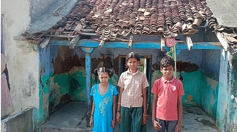 ஆவணியாபுரத்தில் பெற்றோரை இழந்து தவிக்கும் 3 பிள்ளைகள்.