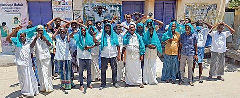 இளையரசனேந்தல் பிர்காவை தென்காசி மாவட்டத்துடன் இணைக்க வலியுறுத்தி அளித்துள்ள மனுவை ரத்து செய்யக்கோரி கோவில்பட்டி அருகே பழைய அப்பநேரி கிராமத்தில் பொதுமக்கள் தலையில் முக்காடு போட்டு திடீர் போராட்டத்தில் ஈடுபட்டனர்.