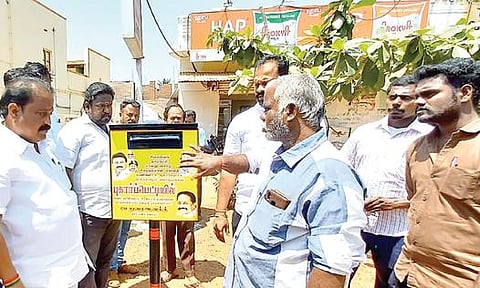 சிவகங்கை 27-வது வார்டு இந்திராநகர் பகுதியில் புகார் பெட்டி வைத்த நகராட்சித் தலைவர் துரை ஆனந்த்.