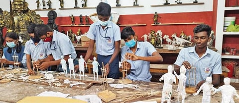 புதுவை இந்திரா நகர் இந்திரா காந்தி அரசு மேல்நிலைப்பள்ளியில் காகித சிற்பங்களை உருவாக்கும் மாணவர்கள்.