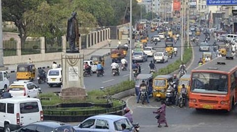 சென்னையில் வாகன நெரிசலை குறைக்கும் வகையில் தற்காலிகமாக அண்ணா சாலையில் போக்குவரத்து மாற்றம்