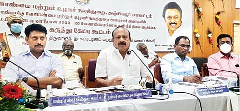 வேளாண் நிதி அறிக்கை தயாரிப்பு தொடர்பாக தஞ்சாவூரில் நேற்று நடந்த விவசாயிகள் கருத்துக் கேட்புக் கூட்டத்தில் பேசிய அமைச்சர் எம்.ஆர்.கே. பன்னீர்செல்வம். உடன், அமைச்சர் அன்பில் மகேஸ் உள்ளிட்டோர்.